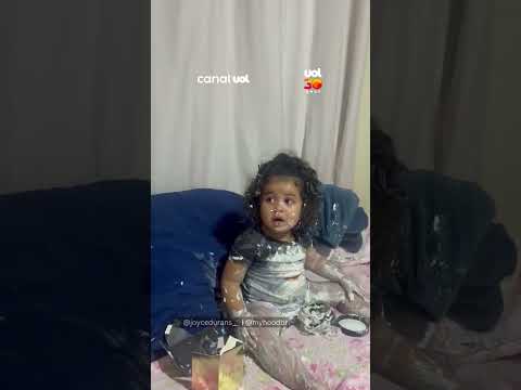 Pais se distraem e encontram filha coberta de hidratante