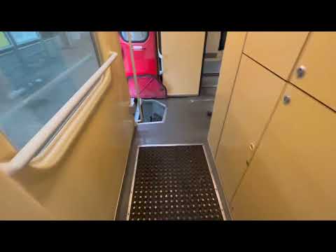 Rundgang im Ersatzzug der TRI auf dem RE11 in Paderborn