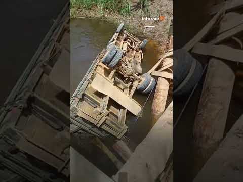 Caminhão cai após ponte ceder na divisa entre Wenceslau Guimarães e Itamari