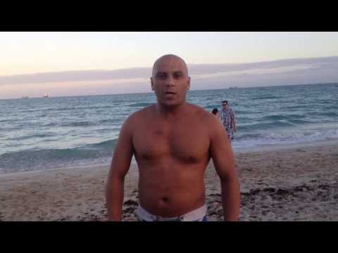 Morsay pique une tête dans l'océan turquoise de Miami Beach