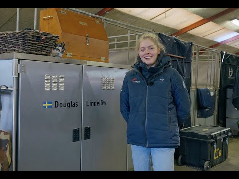 What's in Douglas Lindelöw's Tack Trunk 👀 - Let Andrea show you!