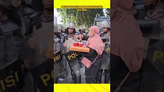 Download lagu POLISI DAPAT MINUMAN DARI MAHASISWA AKSI DEMO #shorts #tni #polisi #polisiindonesia #komando mp3