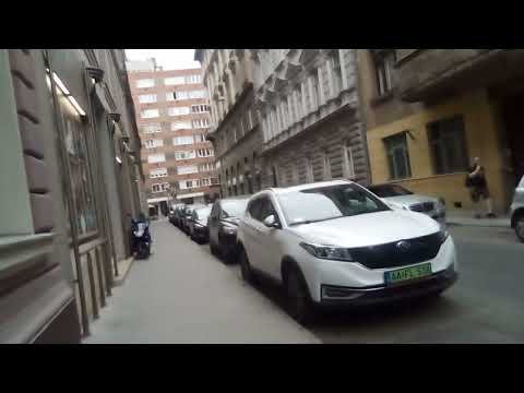 Reggel az Operettszinháznál Vadász Zsoltunk halála nélkül is elég gyászos a hangulat.