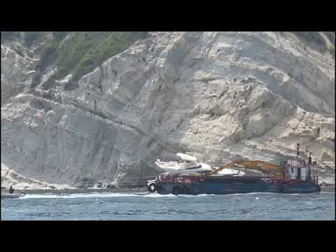Rescate del barco encallado en la Cala del Francés de Xàbia