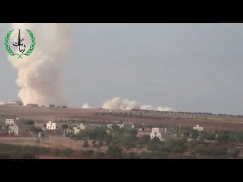 تصاعد الدخان من حاجز المداجن التابع لمعسكر الحامدية في معرة النعمان بعد استهدافه من قبل جبهة ثبات المقاتلة