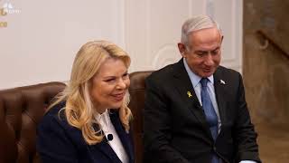 ראש הממשלה נתניהו ורעייתו במפגש עם חיילים מצטיינים ליום העצמאות ה-77 של מדינת ישראל (עדכוני משרד ראש הממשלה) - התמונה מוצגת ישירות מתוך אתר האינטרנט יוטיוב. זכויות היוצרים בתמונה שייכות ליוצרה. קישור קרדיט למקור התוכן נמצא בתוך דף הסרטון