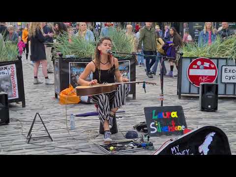 Busker at Edinburgh Fringe plays amazing guitar technique