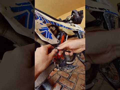 How to swap a rear master cylinder in 15 seconds #dirtbikelife #riding #bike #enduro #howto