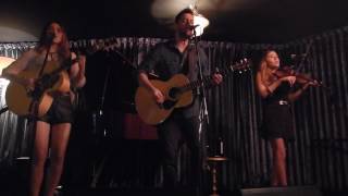 Shane Nicholson - Rattlin' Bones [ftg Sinead Burgess] (live at Bison Bar Nambour, 12th Nov 2016)