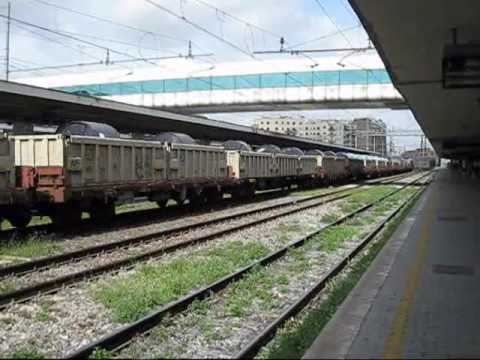 E652.059 in livrea d'origine Grigio - Blu nel Nodo di Roma