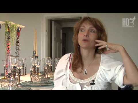 Glasutställning inför ett prinsessbröllop