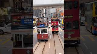 ジャッキーチャンがトロリーからトロリーへ飛び移りそう