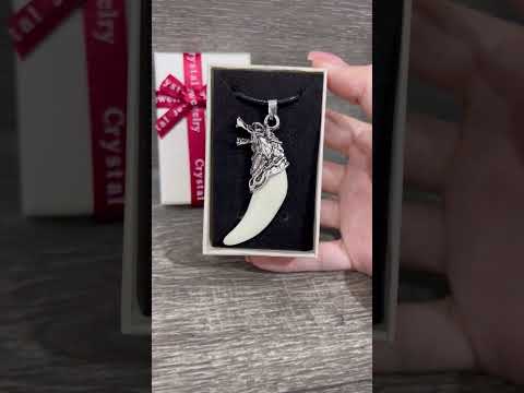 Подарок парню, девушке Кулон оберег талисман "Большой клык волка" на шнурке из экошелка в коробочке - фото 1 - id-p2255604906