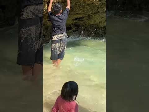 Batu karang besar pantai pasir putih pacitan