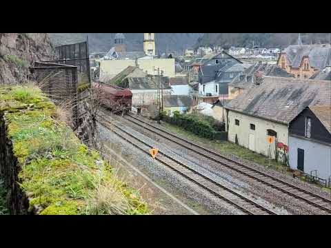 Bahn Video Rheintal  :Schwerer Güter Zug passiert den Bhf von St Goarshausen in Richtung Rüdesheim
