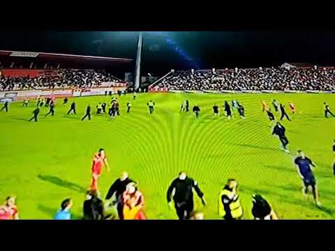 Mostar - Navijači utrčali na teren i ganjali sudiju, prekinuta utakmica Veleža i Borca