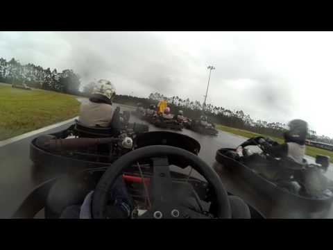 Kart no Velopark com a galera e CHUVA!