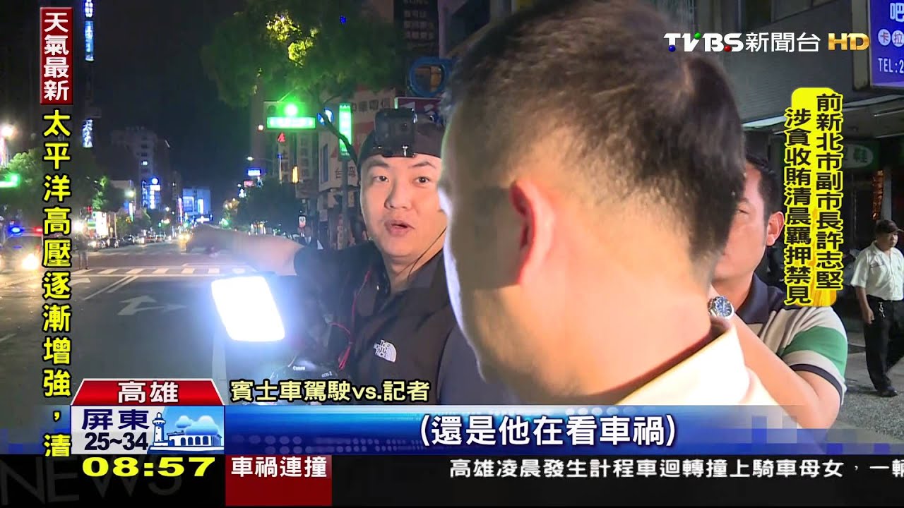 閃車禍逆撞側翻 賓士冒煙急熄火險爆