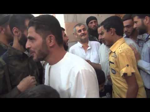 معايدة قائد جيش الإسلام زهران علوش في أحد مساجد الغوطة الشرقية في ريف دمشق بمناسبة عيد الفطر