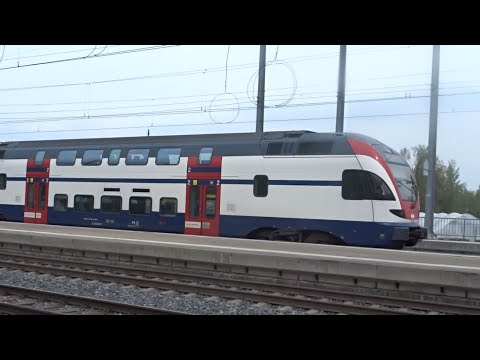 Abfahrt der S5 nach Zug und Einfahrt der S25 nach Linthal am Bahnhof Pfäffikon SZ