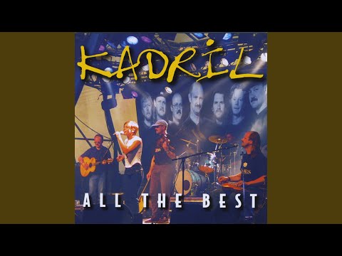 Bourrée entre la saccoche et la valise