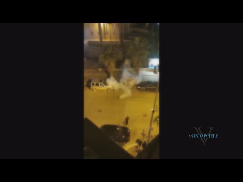 Bomba carta nel cassonetto, albero incendiato e fuochi al carcere: cabaret di follie di Capodanno