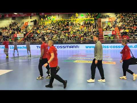 VfL Eintracht Hagen gegen TuS Ferndorf Einlauf der Ferndorfer.