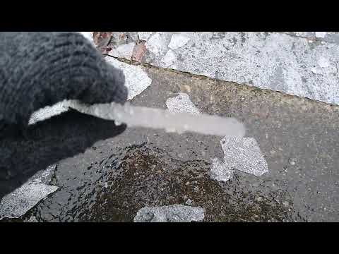removing ice from my apartment entrance [Seattle Ice Storm 12/23/22]