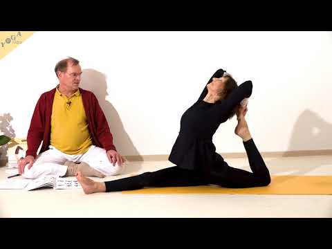Rückbeugender Spagat mit beiden Händen am Fuß - Yoga Asana Lexikon