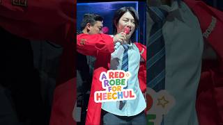 Download lagu A Fan Gave Heechul a Red Robe with Heebum on It During the “Promise” Encore 😘 mp3