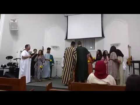 Encenação da música O Convidado, da cantata Vento Livre, transformação da água em vinho.