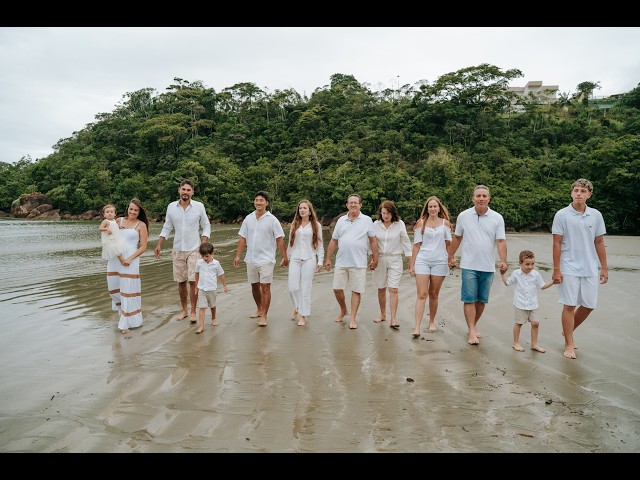 Família reunida durante ensaio fotográfico em Ubatuba'