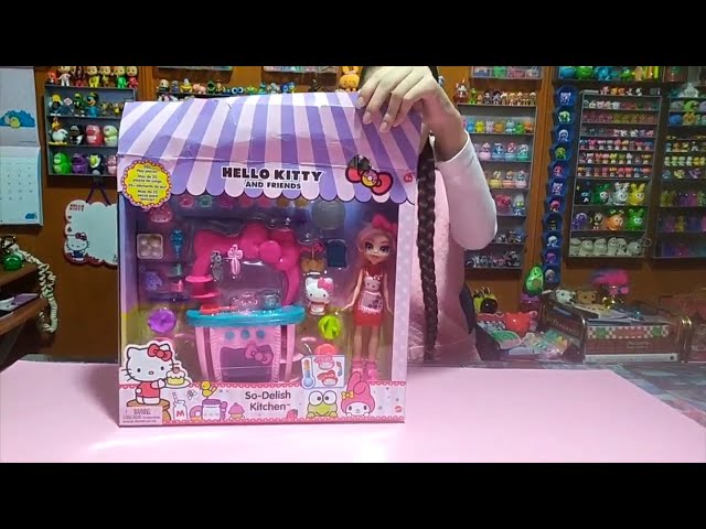 Vídeo relacionado con Hello Kitty Cofre con forma de tetera con muñecos y accesorios de juguete (Mattel GVB31)