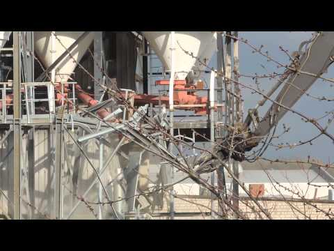 Ein fliegender Doppel T Träger erschlägt einen Bauzaun