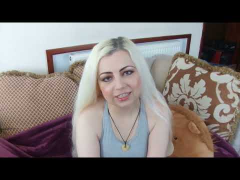 "MY LITTLE CHAT WITH U :-)" SPORTS BRA EASY COLOURED SHORTS GREY SOCKS BELLY BUTTON! | ANA VANILA