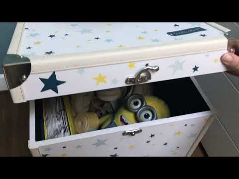 La malle cube Céleste : la boîte à souvenirs de bébé en table de chevet