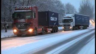 preview picture of video 'Schneefall bringt Verkehr in Harburg zum Erliegen'