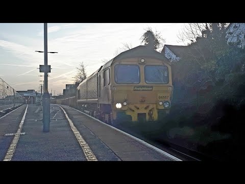 More Ballast for Edenbridge! Freightliner 66557 TnT 66531 pass Tonbridge 3/2/20