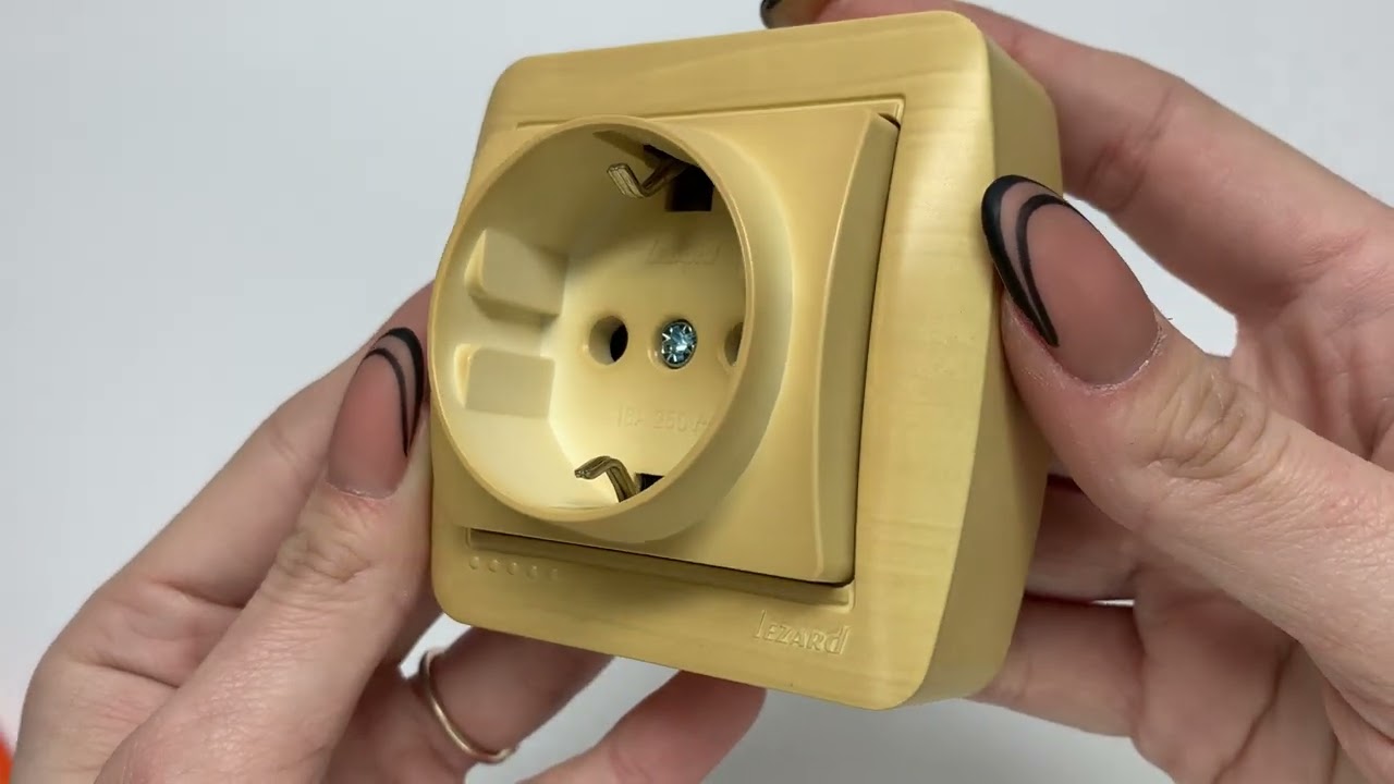 Розетка накладная одинарная с/з LEZARD Demet клен IP20 711-4700-122