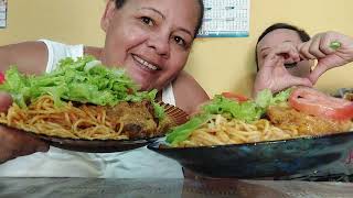 COMENDO GALINHA GUISADA MACARRÃO ARROZ FEIJÃO FARINHA E SALADA ALMOÇO DE DOMINGO BOM DE MAIS 