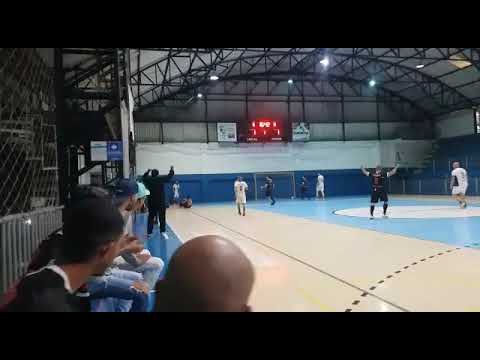 Fabrício fazendo gol pelo cometa futsal na quadra do batalha