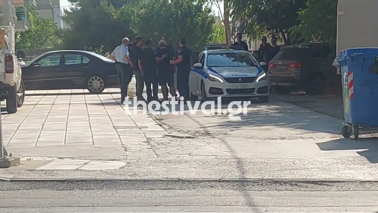 Thessaloniki: Ein betrunkener Bewohner eines Mehrfamilienhauses ging mit einer Schusswaffe auf einen Balkon (Video)