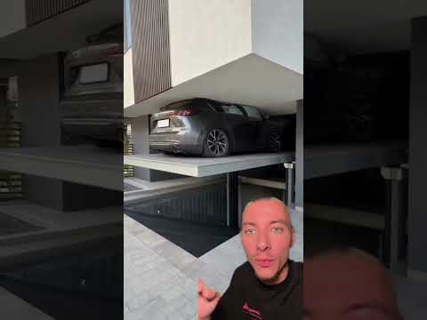 Sa voiture est détruite à cause d’une porte de parking ! Crédit TikTok : valentinloiseau.ai