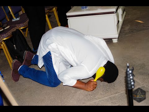 Fr Emmanuel Musongo dans cover yahweh ozali bolingo ya solo( fr Alain moloto) et medley franc mulaja