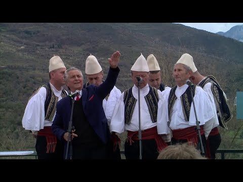 Top News - Këngë për Edi Ramën: Mirë se vjen Edi Rama, ku nuk të ka shkuar fama!