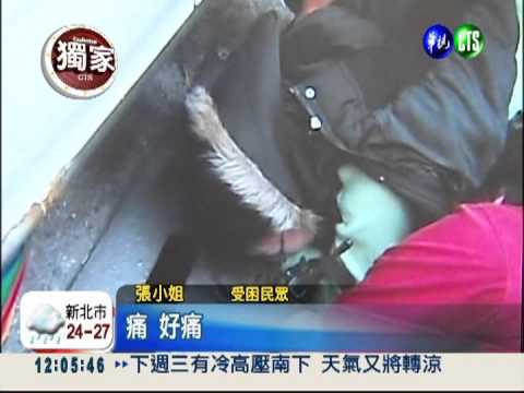 拐扙掉進水溝縫 女子撿拾"卡手"