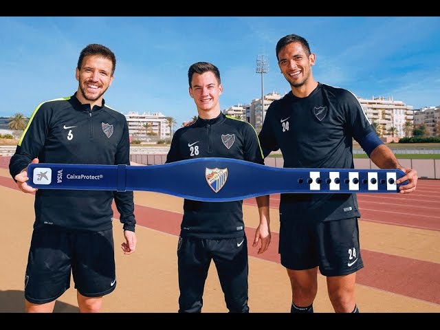 Vídeo relacionado con Pulsera de piel color negro del Atlético de Madrid. Varias tiras trenzadas y lisas en cuero 100% vacuno. Cierre de seguridad con imán. Se entrega en caja negra con el Escudo en color plata.