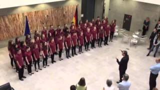 Philharmonischer Kinderchor Dresden singt das japanisches Volkslied "Natsu no omnoide"
