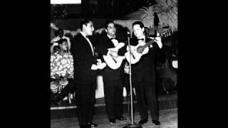 Download lagu Raúl Shaw Moreno con Los Panchos - Aquellos Ojos Verdes mp3