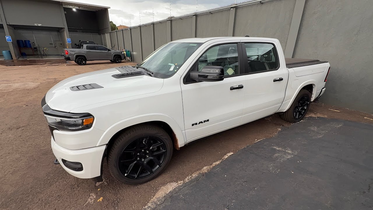 BATI O MARTELO NA RAM 1500 BRANCA MESMO